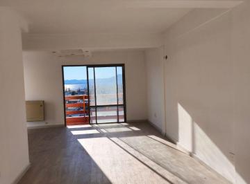 Casa de 6 ambientes, San Carlos de Bariloche · Venta Amplio y Luminoso Duplex en Mitre con 4 Dorm. y Escritorio