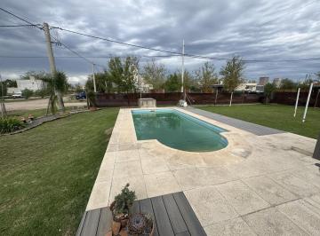 Casa · 121m² · 3 Ambientes · 2 Cocheras · Venta Casa 2 Dorm. + Pileta + Parrillero + Playroom