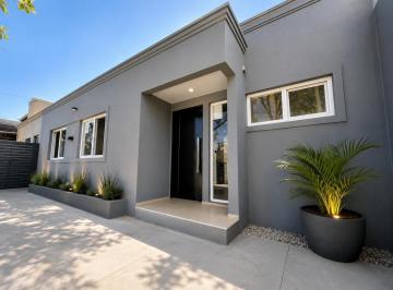 Casa · 110m² · 5 Ambientes · Venta: Casa de Tres Dorm. con Galería y Parrillero a Estrenar en Fisherton