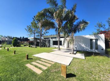 Casa · 240m² · 5 Ambientes · 2 Cocheras · Casa de 3 Dorm. en Campos de Esther