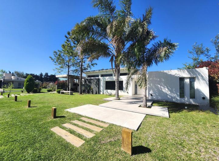 Casa · 240m² · 5 Ambientes · 2 Cocheras