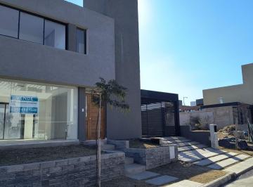 Casa · 180m² · 5 Ambientes · 2 Cocheras · Casa en Costas de Manantiales