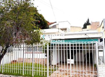 Casa · 100m² · 4 Ambientes · 1 Cochera · Casa 2 Dorm. con Cochera y Patio | Barrio Centenario | Apta Crédito |