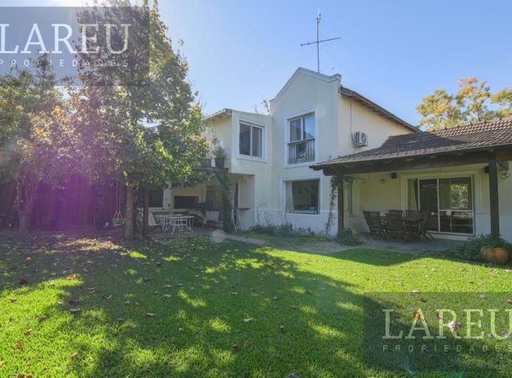 Casa · 220m² · 6 Ambientes · 1 Cochera