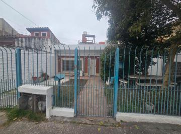 Casa de 2 ambientes, Avellaneda · Casa en Alquiler con Cochera y Patio con Parrilla