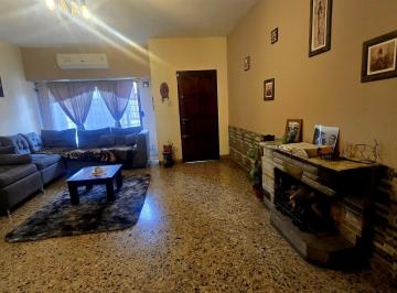 Casa · 246m² · 5 Ambientes · 2 Cocheras · Casa 5 Ambientes a La Venta con Cochera, patio, Apto Credito