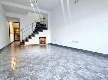 Casa · 75m² · 4 Ambientes · 1 Cochera · Triplex en Venta 4 Ambientes con Cochera en Villa Luzuriaga
