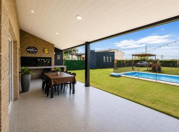Casa · 60m² · 3 Ambientes · 1 Cochera · Venta - Casa de un Dormitorio con Galería y Pileta en Punta Chacra, Roldan
