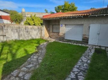 Casa · 219m² · 4 Ambientes · 1 Cochera · Casa en Munro - Este
