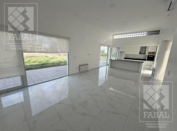 Casa · 150m² · 3 Ambientes · 2 Cocheras · Casa Alquiler Los Canales, Plottier, 2 Dorm., 2 Baños, Jardín y Entrada Para Autos