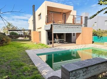Casa · 270m² · 5 Ambientes · 2 Cocheras · Alquiler Casa 3 Dorm. en Barrio La Morada