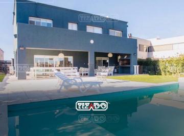 Casa · 200m² · 5 Ambientes · 4 Cocheras · Casa en Alquiler Temporario en Villanueva
