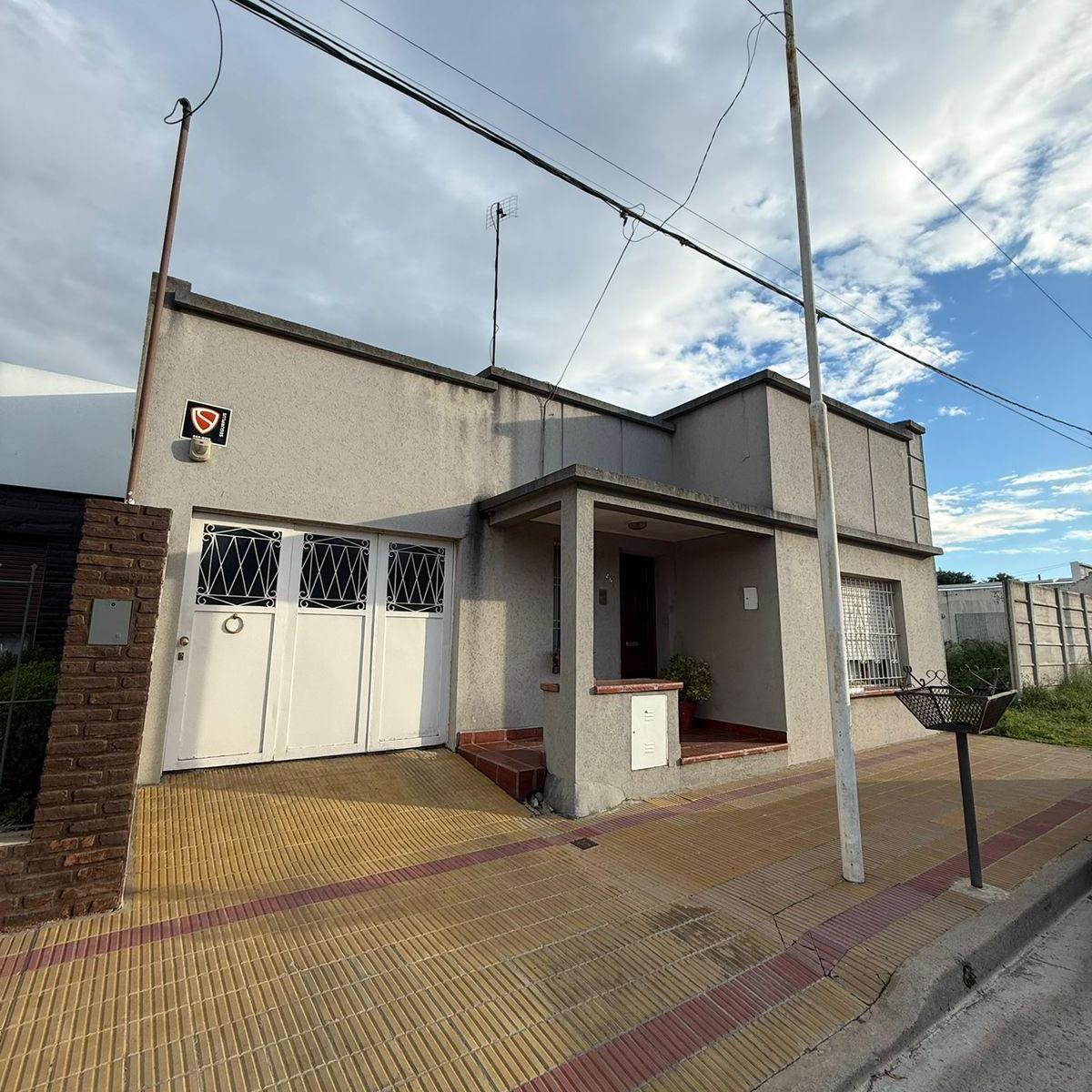 Casa 2 dorm, 137m² en Villa Italia con amplio patio y cochera para 2 autos