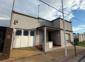 Casa · 137m² · 3 Ambientes · 2 Cocheras · Casa de 137 m² con 2 Dorm. en Venta en Villa Italia