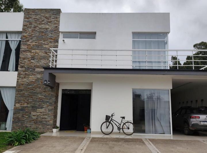 Casa · 371m² · 6 Ambientes · 2 Cocheras