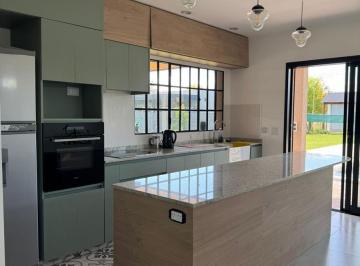 Casa · 71m² · 1 Ambiente · 2 Cocheras · Casa de Diseño - Venta - Punta Chacra, Roldan