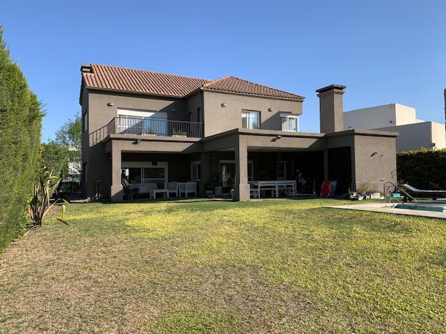 Casa · 280m² · 6 Ambientes · 2 Cocheras