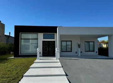 Casa · 200m² · 4 Ambientes · 4 Cocheras · Casa en Venta 4 Amb Berrio Una Planta Jardin Pileta Privado Lagos de Canning