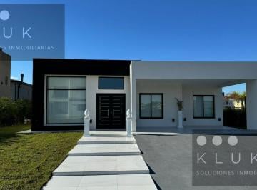 Casa · 200m² · 4 Ambientes · 4 Cocheras · Casa en Venta 4 Amb Berrio Una Planta Jardin Pileta Privado Lagos de Canning