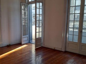 Departamento de 5 ambientes, Monserrat · Gran Semipiso de Estilo Al Frente con Balcon Corrido y Patio