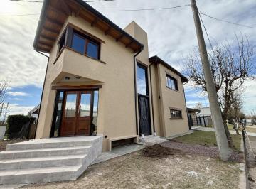 Casa · 260m² · 5 Ambientes · 4 Cocheras · Tejas del Sur 3, Casa 3 Habitaciones Refaccionada a Nueva!