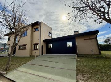 Casa · 260m² · 5 Ambientes · 4 Cocheras · Tejas del Sur 3, Casa 3 Habitaciones Refaccionada a Nueva!