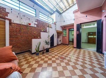 Casa · 134m² · 7 Ambientes · Casa de 3 Dorm. con Cochera Abasto Rosario
