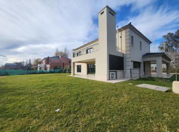 Casa · 350m² · 4 Ambientes · Venta Casa 3 Dorm, Bº Comahue Golf Club, Neuquen