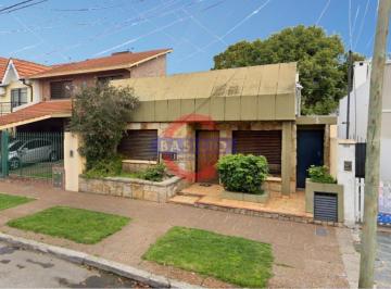 Casa · 88m² · 3 Ambientes · Venta Casa de 3 Ambientes a Reciclar con Gran Jardín – Villa Adelina
