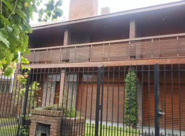 Casa · 245m² · 4 Ambientes · 1 Cochera · Chalet 5 Amb en Venta. con Renta.