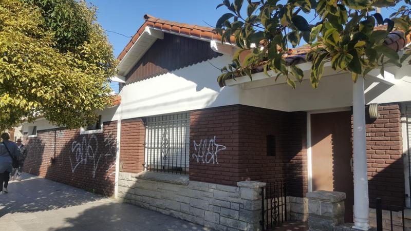 Chalet 3 amb, 1110m² con cochera y quincho