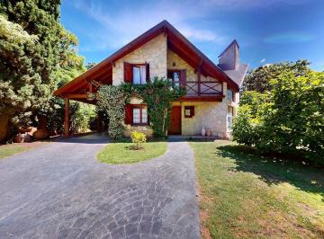 Casa · 120m² · 5 Ambientes · 3 Cocheras · Casa en Grosellar