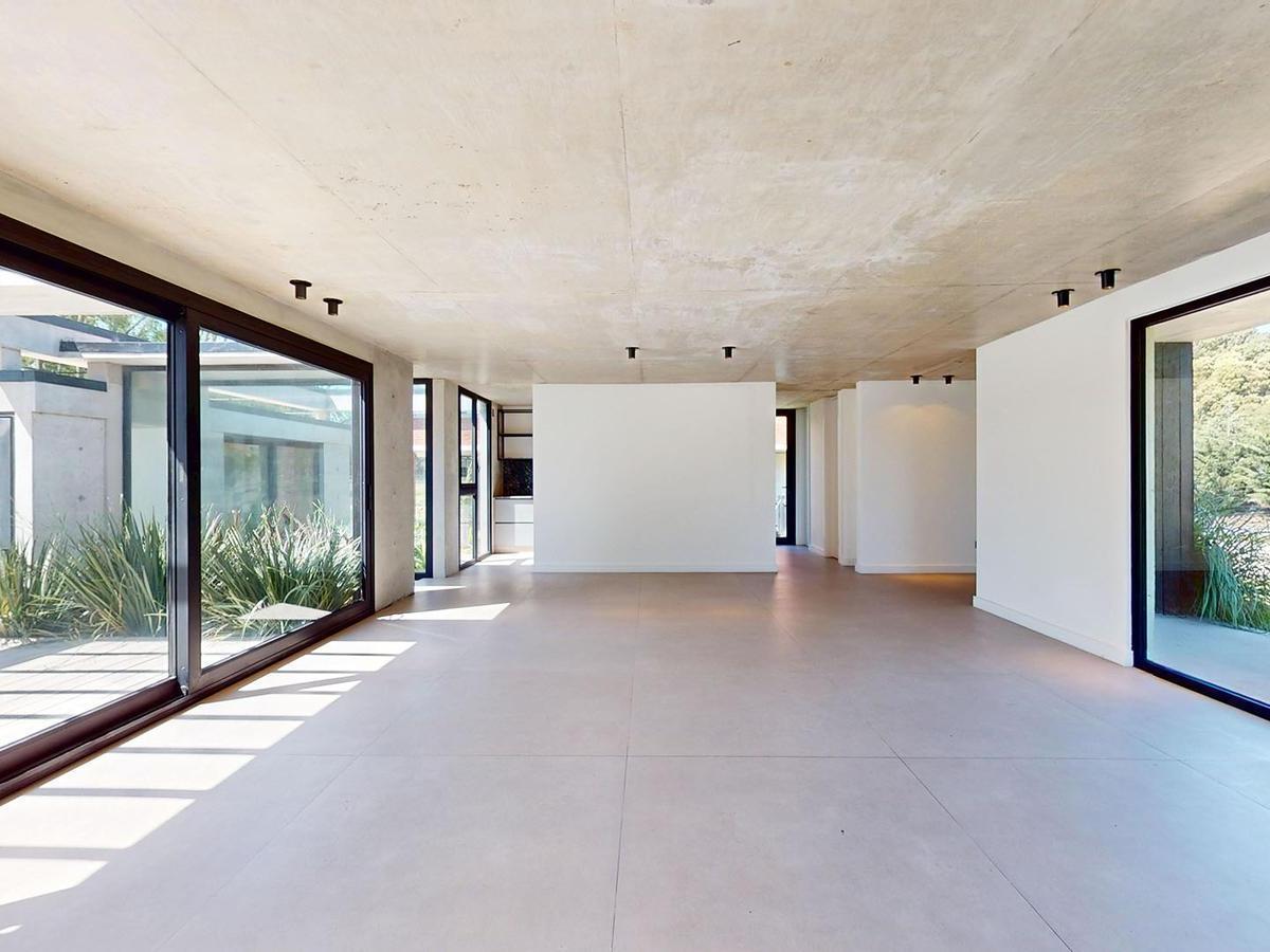 Importante casa de 4 ambientes desarrollada en dos plantas sobre terreno de 620 m² con vistas a la laguna