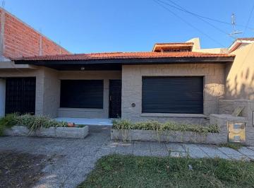 Casa · 234m² · 4 Ambientes · 4 Cocheras · Casa en Las Avs