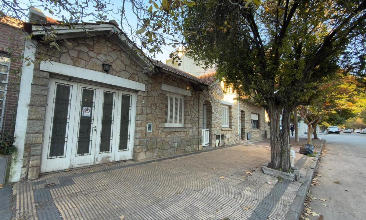 Chalet en ph 4 Ambientes con piedra estilo Mar del Plata, en el tranquilo barrio Pompeya