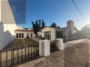 Casa · 304m² · 11 Ambientes · 2 Cocheras · Venta Casa 5 Dorm. en Alta Gracia, con Cochera Doble y Escritura