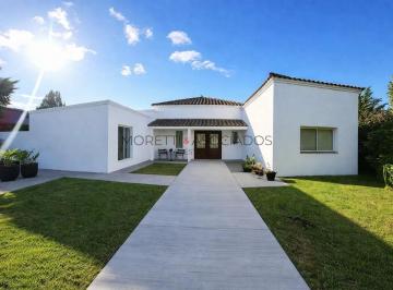 Casa · 200m² · 6 Ambientes · 4 Cocheras · Casa en Venta de 6 Ambientes en Santa Teresa Sobre Gran Lote de 1400 m².