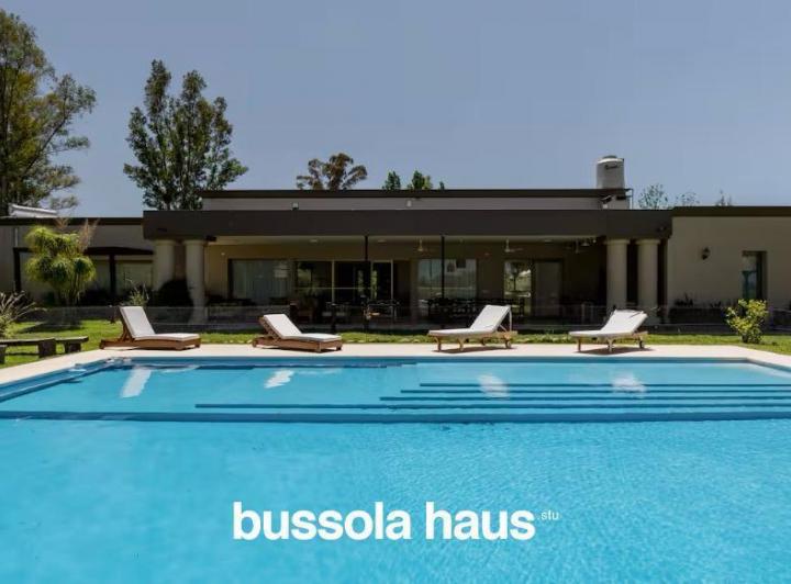Casa · 400m² · 7 Ambientes · 4 Cocheras