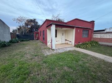 Casa · 77m² · 3 Ambientes · 1 Cochera · Casa en Lobos