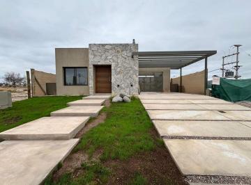 Casa · 162m² · 3 Dormitorios · 2 Cocheras · Casa en Venta a Estrenar en Barrio Privado Lar de Terrada Luján - Maipú