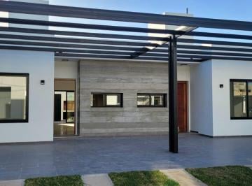Casa · 150m² · 4 Ambientes · 1 Cochera · Hermoso Dúplex a Estrenar en Campos de Manantiales!