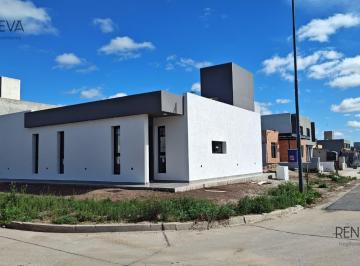 Casa · 343m² · 3 Ambientes · 2 Cocheras · Hermosa Casa de 1 Dormitorio en Quebradas de Manantiales! Posibilidad de Ampliacion!