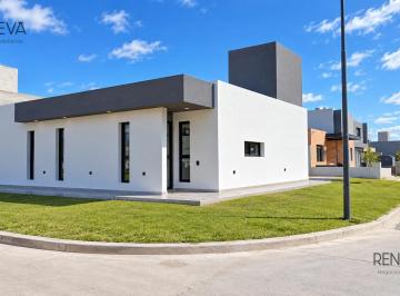 Casa · 343m² · 3 Ambientes · 2 Cocheras · Hermosa Casa de 1 Dormitorio en Quebradas de Manantiales! Posibilidad de Ampliacion!