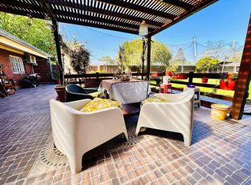 Casa · 200m² · 3 Ambientes · 5 Cocheras · Casa 4 Ambiente en Venta Monte Grande con Jardín