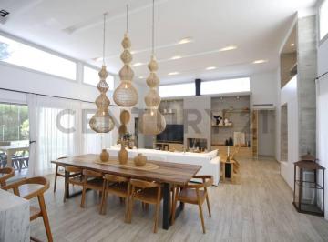 Casa · 250m² · 5 Ambientes · 2 Cocheras · Casa en Venta en Greenville Polo & Resort, Tres Dorm.