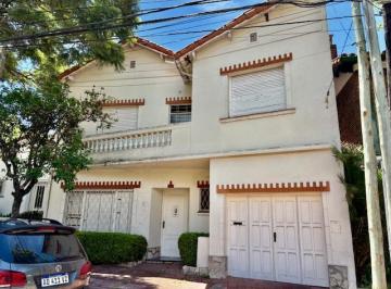 Casa · 176m² · 5 Ambientes · 1 Cochera · Casa en La Lucila - Vias/maipu