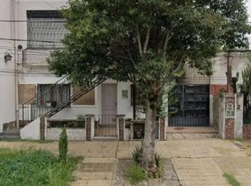MIN-MIN-1_2 · Casa en Venta en Castelar Sur con Patio y Cochera