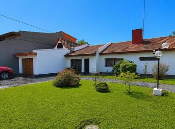 Casa · 211m² · 6 Ambientes · 6 Cocheras · Venca Casa 6 Ambientes con Pileta, Quincho y Gran Parque
