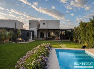Casa de 4 ambientes, Maipú · Casa en Venta 3 Dorm.. 3 Baños. Pileta. Jardín. Depósito. Fogonero