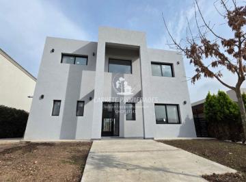 Casa de 5 ambientes, Pilar · Casa en Venta 5 Ambientes y Pileta con Fondo a Reserva. Barrio Santa Elena. Pilar del Este.